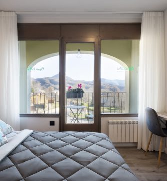 Habitación con balcón en Espai Vidrà