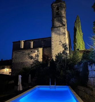 Vista nocturna de la piscina