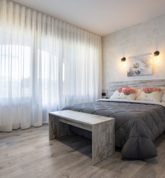 habitación doble con balcón en Espai Vidrà