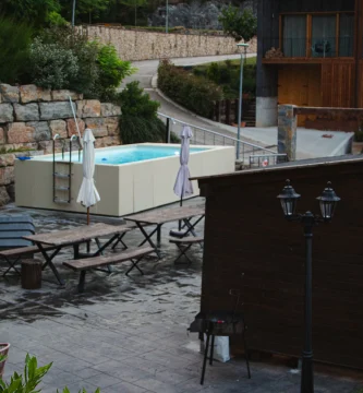 Bar en la piscina compartida