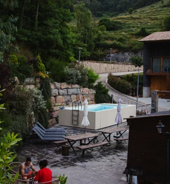 Terraza y zona común con piscina