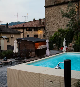 Piscina con terraza en zona común