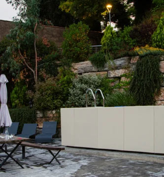 Terraza con piscina compartida
