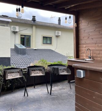 01parrilla-exterior-moderna-techo-madera-zona-bar