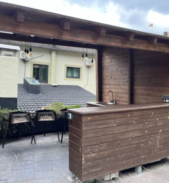 03parrilla-exterior-moderna-techo-madera-zona-bar
