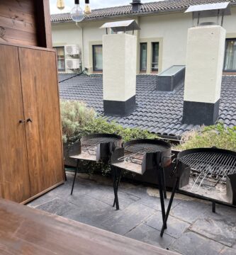08parrilla-exterior-moderna-techo-madera-zona-bar