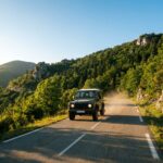 Coche circulando por una carretera de montaña con vistas panorámicas
