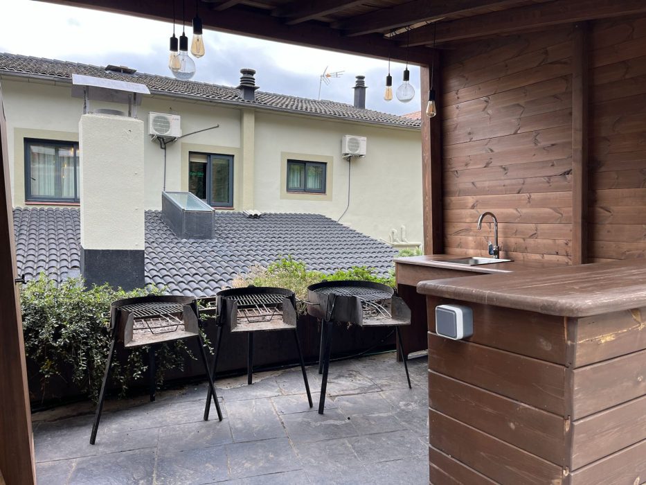 01parrilla-exterior-moderna-techo-madera-zona-bar