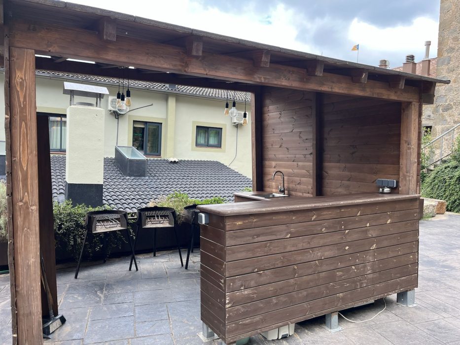 03parrilla-exterior-moderna-techo-madera-zona-bar
