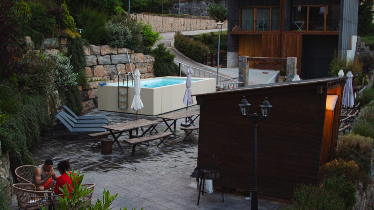 Terraza y piscina para compartir