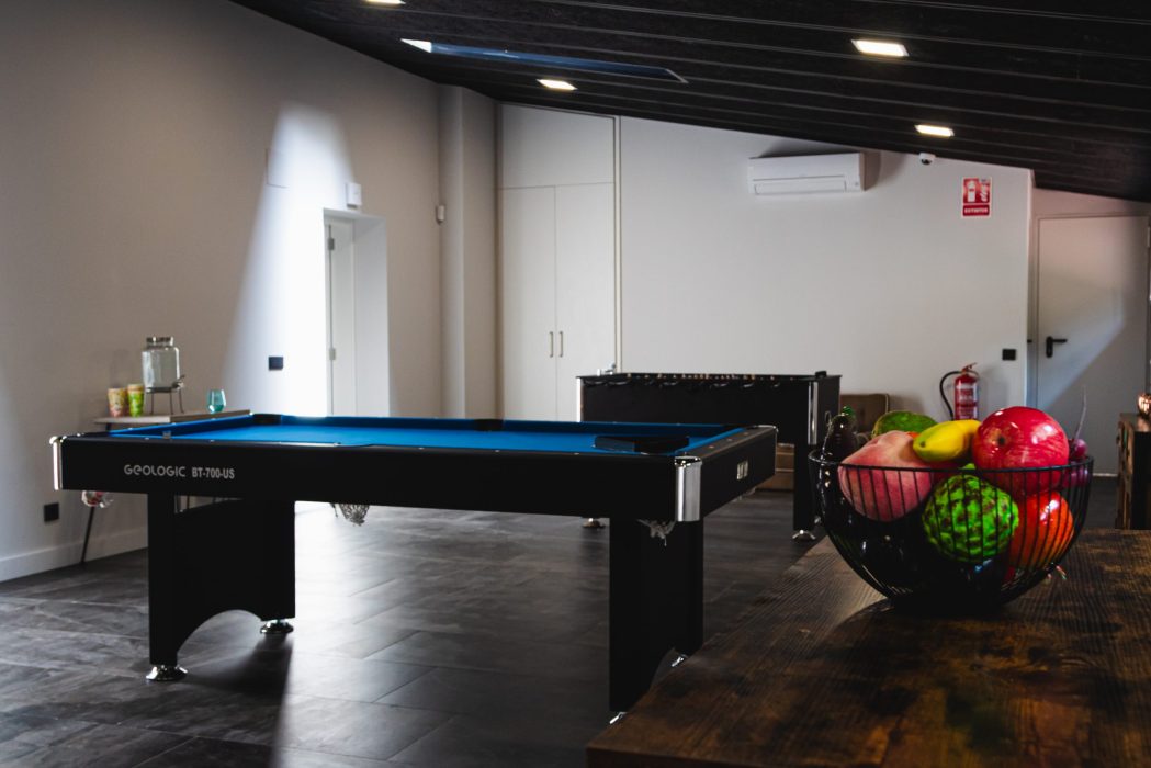 Zona con mesa de billar en Espai Vidrà