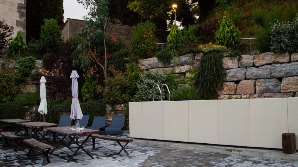 Zona común de piscina y terraza en Espai Vidrà