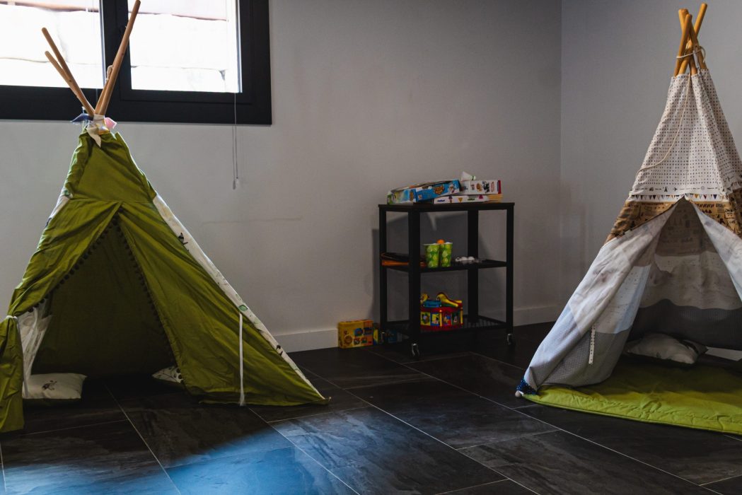 Cona y espacio infantil para niños