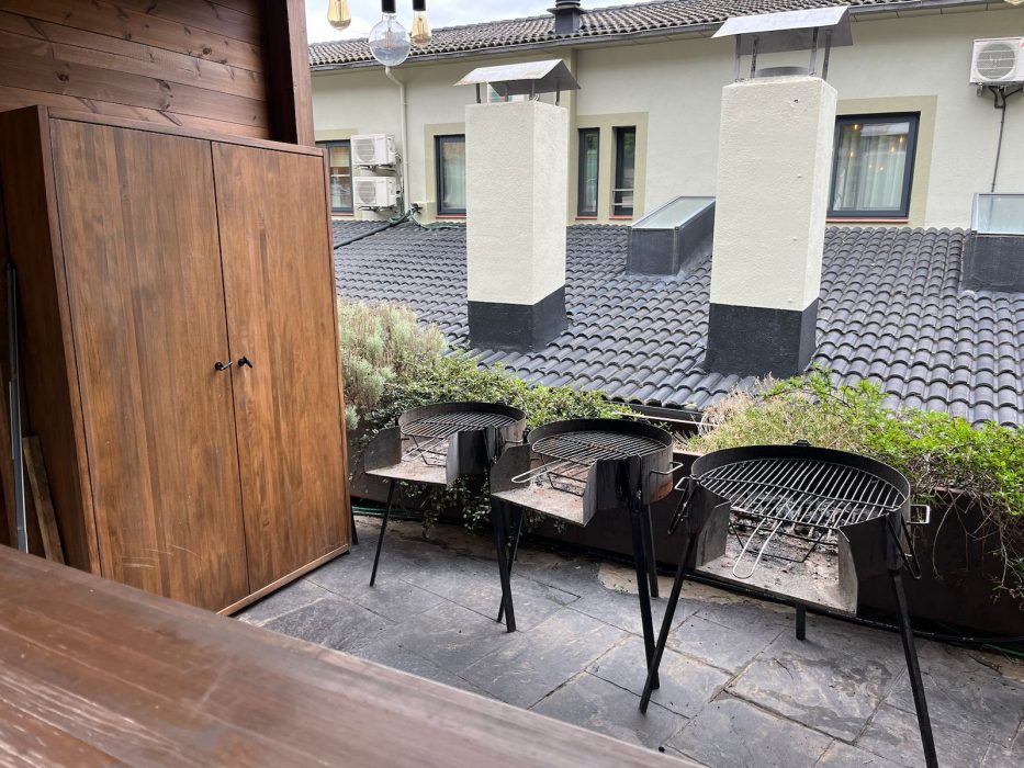 08parrilla-exterior-moderna-techo-madera-zona-bar